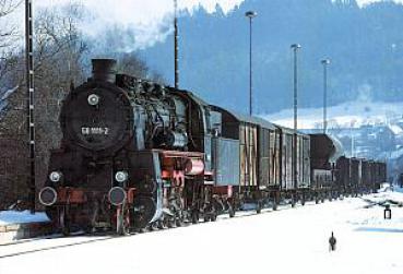 AK DR Dampflokomotive 58 1111-2 im Bahnhof Effelder