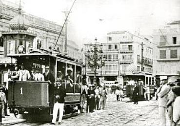 Foto AK Straßenbahn Sevilla Tw 1 und Tw 10 Marktplatz