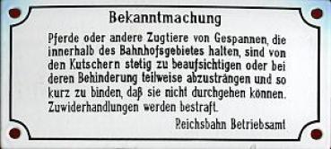 Pferde oder Zugtiere von Gespannen im Bahnhofsgebiet (Emailleschild)