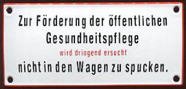 Zur Förderung der öffentlichen Gesundheitspflege wird dringend ersucht nicht in den Wagen zu spucken (Emailleschild)