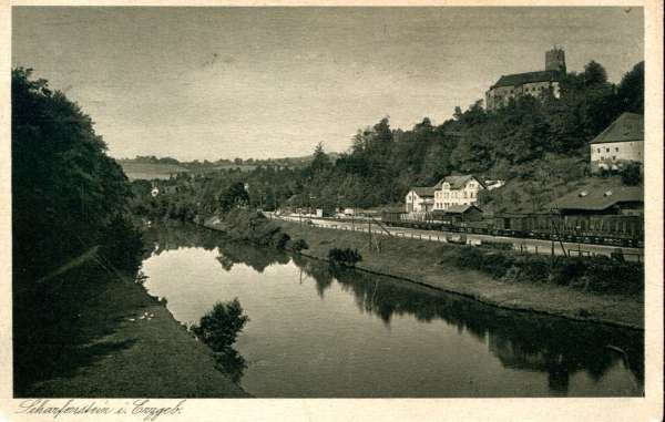 AK Scharfenstein mit Bahnanlagen und Güterzug