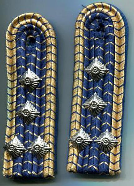 Schulterstücke DR blau II 4 Sterne