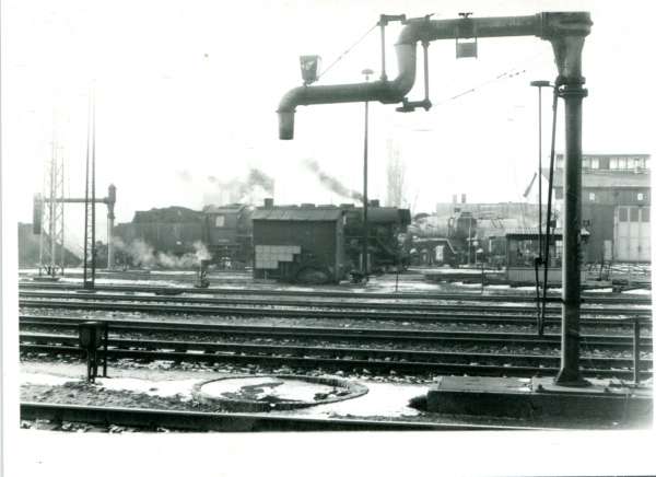 44 1393 Bw Elsterwerda mit Wasserkran 1985