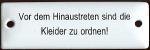 Vor dem Hinaustreten sind die Kleider zu ordnen (Emailleschild)